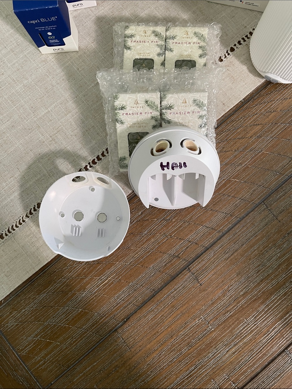 Pura Smart Fragrance Diffuser and a plug in - White with accessories - Picture 4 of 5